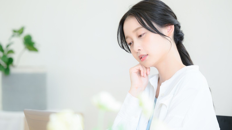 悩む