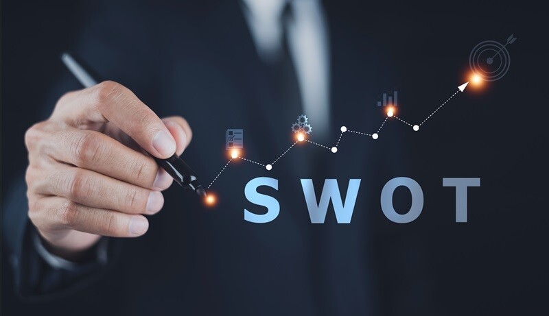 クロスSWOT分析とは？具体的な手順や効果を高めるポイントを紹介 サムネイル画像